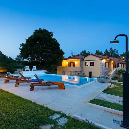 Charming In Heki With Swimming Pool 빌라