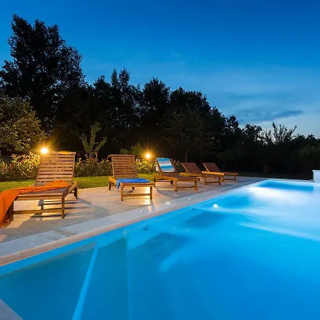 Charming In Heki With Swimming Pool 빌라