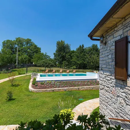 Charming In Heki With Swimming Pool 빌라