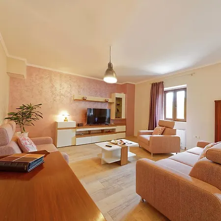 Charming In Heki With Swimming Pool Pazin